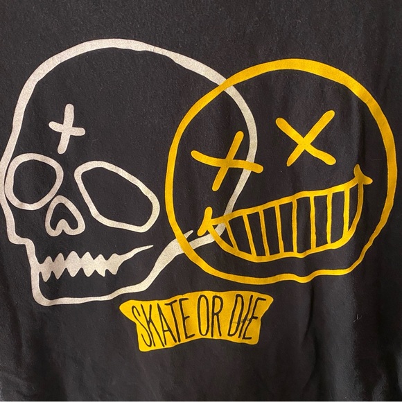 Trukfit Charcoal Tee with Graphic Design - Picture 2 of 5